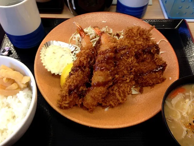 Snapdishの料理写真:海老フライ•ヒレカツ定食|よっしーさん