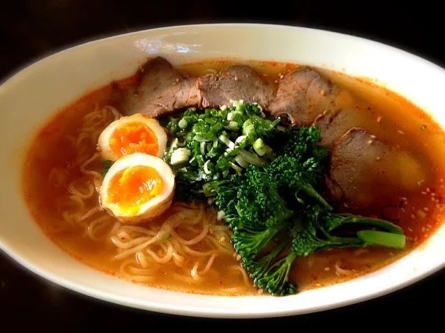 Snapdishの料理写真:昨日作った叉焼で、今日のランチはチャーシュー麺！味玉、全部ボロボロになっちゃったけど美味しかったー。大満足(*^^*)|rina matsunagaさん