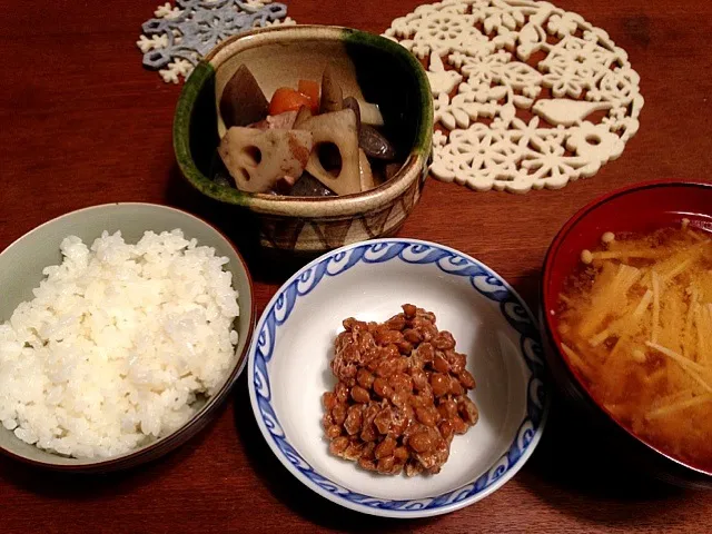 朝食は煮物、納豆、えのきの味噌汁、ご飯|Ayayaさん