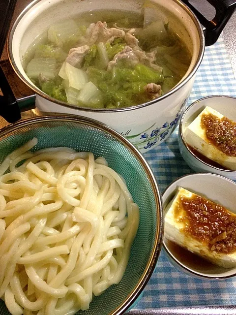 うどんと白菜と豚肉鍋、豆腐の油淋鶏風たれがけ|たびもかさん