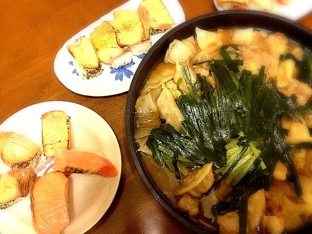 自宅炙りサーモン握り 味噌もつ鍋水餃子いり|chii4さん