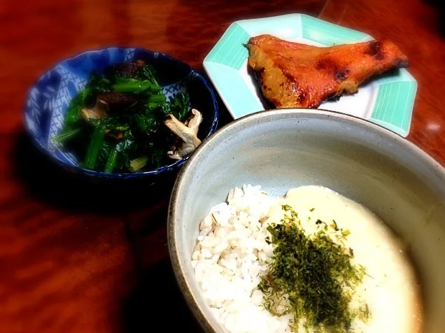 麦とろ♡金目鯛の味噌漬け♡ほうれん草と椎茸のお浸し|mieko matsuzakiさん