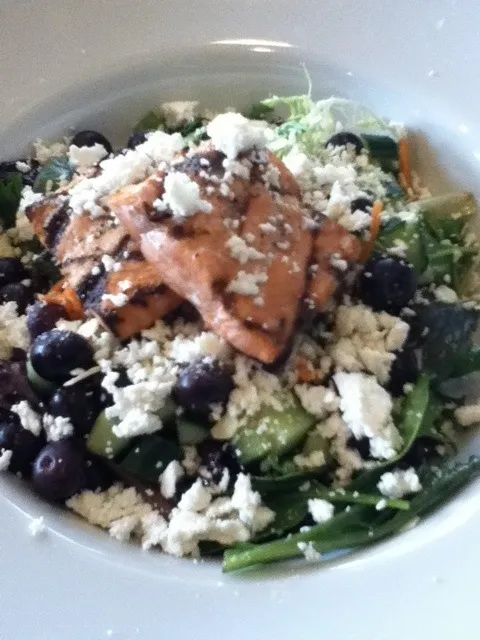 Salmon Salad (guilt free)|miho uemueraさん