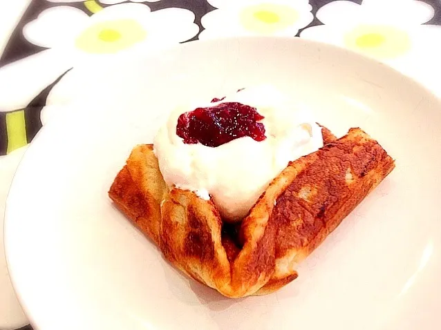 Pancake with Whipped Cream and Raspberry Jam|Patrikさん