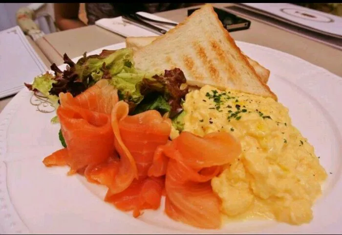 scrambled eggs w/ Scottish smoked salmon|genさん