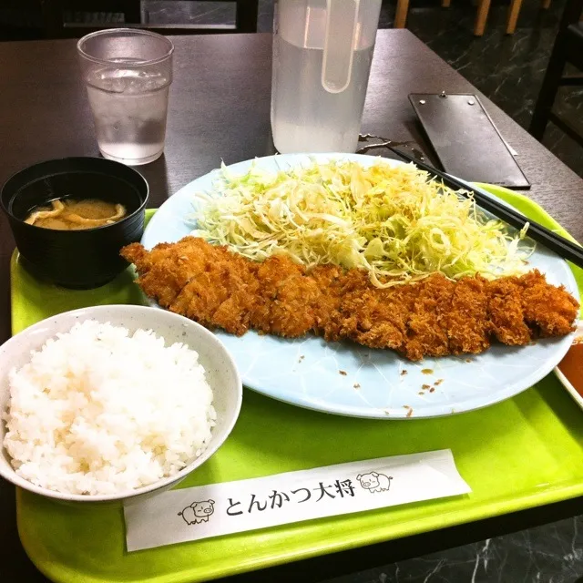 誰がどう見てもでかいのに、メニュー上で『中』と言い張るチキンカツ食ってましてん。|かじぃさん