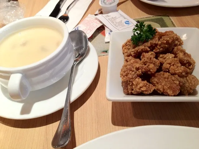 Snapdishの料理写真:salt crispy chicken+ creamy mushroom & chicken soup by Pizzahut|Vanelさん