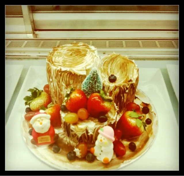 Snapdishの料理写真:Exotic fruit praline log cake|laumeikuanさん