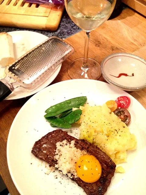 Ready! Beef with horseradish and egg yolk, stomped potatoes and leek.|wallさん