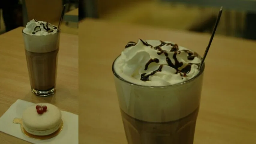 Snapdishの料理写真:Christmas Macaroon & hot chocolate @ Stockmann Helsinki|Anni O.さん