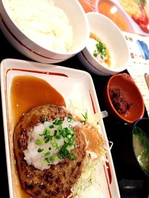 早朝買い出しのために、朝ガスト。和風ハンバーグ定食に温泉卵つき|ハルさん