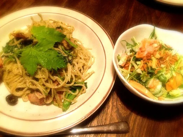 イタリアンパセリのジェノベーゼパスタと水菜と胡瓜と柿のサラダ オニオンフライ添え|トキロックさん