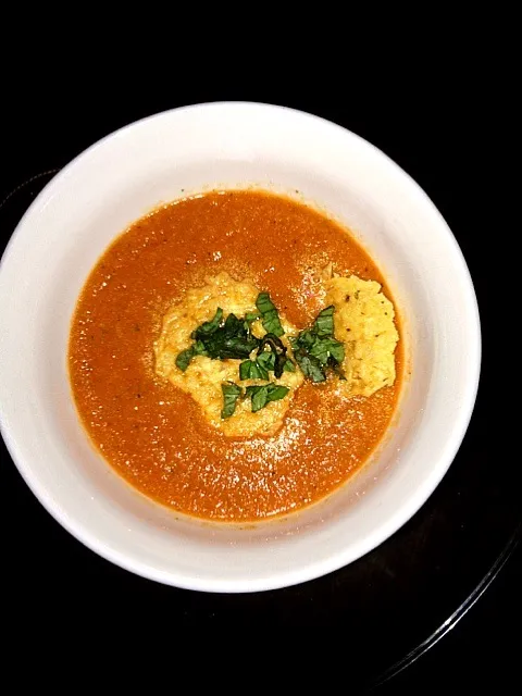 Dar's Tomato Basil Soup w. Cheese Medallion...|henry mauldinさん