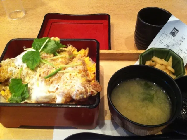 Snapdishの料理写真:ロースかつ重870円|PegaOさん