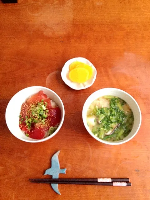 醤油麹のマグロ漬け丼 カブの葉椎茸豆腐の味噌汁|ひろみさん