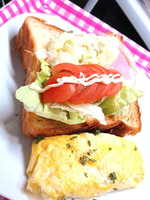 ポテトサラダとトマトのオーブンさんど。チーズオムレツつき|ハルさん