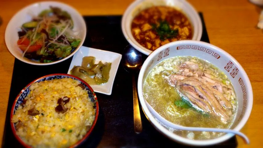 Snapdishの料理写真:桃 麺ランチ 蒸し鶏の塩ラーメン|ちーさん