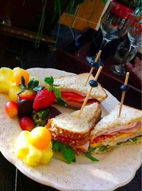 Lunch for the Children❤ Turkey Club Sandwiches With a variety of fruits❤|Taste-New Americanさん