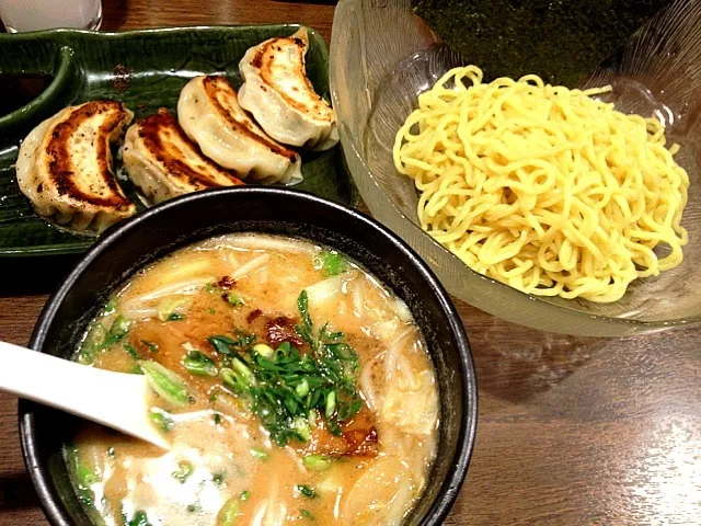 魚らん坂の味噌つけ麺と餃子|まなか ゆうこさん