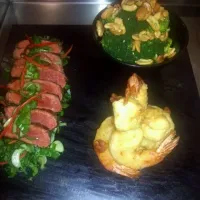 Asian rare beef salad w/ broccoli, cashew nuts and sesame oil and deep fried tiger prawns.|Kate Parsonsさん