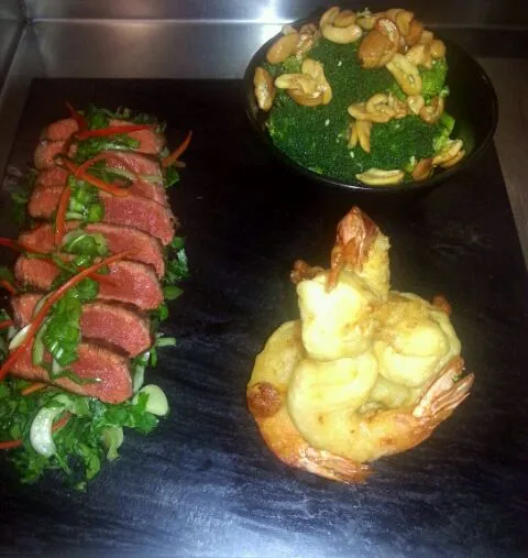 Asian rare beef salad w/ broccoli, cashew nuts and sesame oil and deep fried tiger prawns.|Kate Parsonsさん