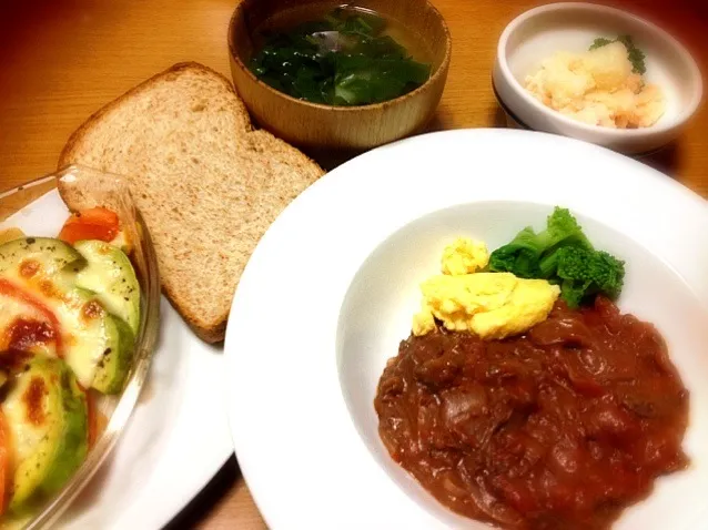 牛肉の赤ワイントマト煮ミニオムレツと菜の花添え、アボカドとトマトのチーズ焼き、胚芽パン、カブのコンソメスープ、タラモサラダ|まりこさん