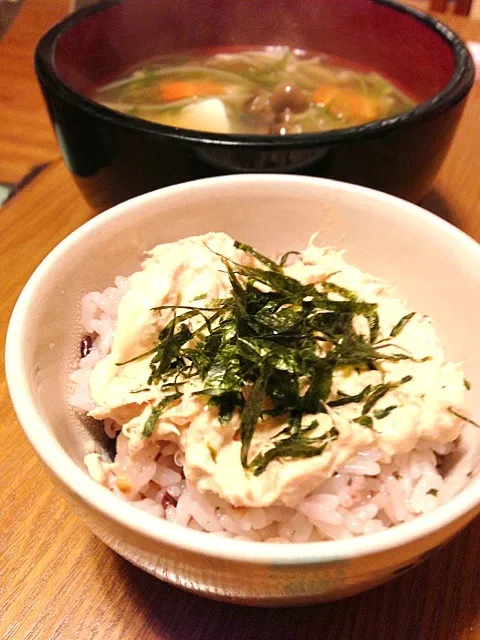 ツナマヨ丼とキノコ汁|さくたえさん