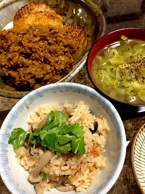 Snapdishの料理写真:鶏とキノコの炊き込み御飯、大根ステーキのカレーソースかけ、キャベツの黒コショウスープ|やっちゃんさん