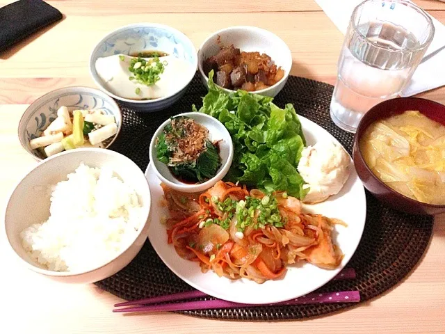 ほうれん草のお浸し、長芋とキュウリの梅ジソあえ、豆腐、大根とこんにゃくのコロコロ煮、ポテトサラダ、鮭の南蛮漬け、白菜の味噌汁♡|ERIさん