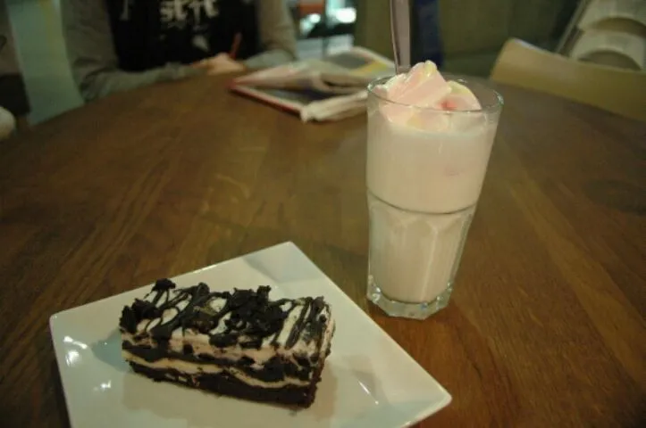 Oreo & White Chocolate Brownie and Marshmallow Hot Chocolate|Anni O.さん