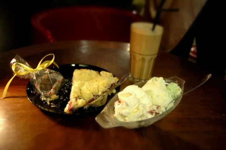 Home-Made Ice Cream & mysterious crumble pie @  Kehrwieder Kohvik, Tallinn|Anni O.さん