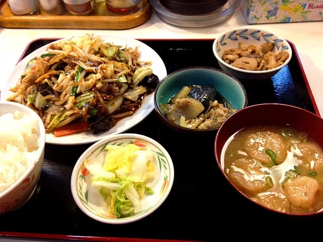 Snapdishの料理写真:肉と野菜のみそ炒め定食 750円|Johnnyさん