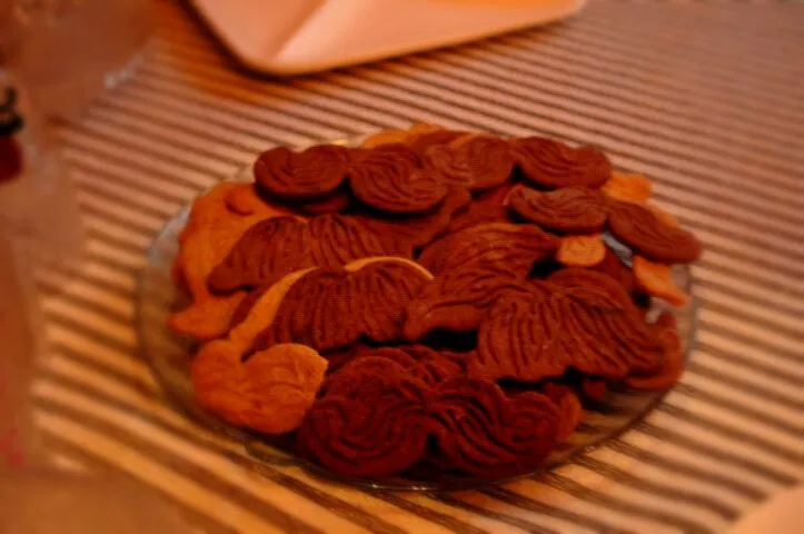 Snapdishの料理写真:Cinnamon & Chocolate Mustache Cookies|Anni O.さん