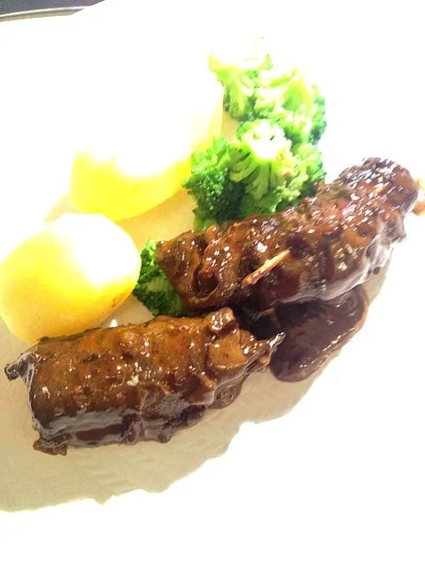 Beef Rolls with bacon and broccoli.|wallさん