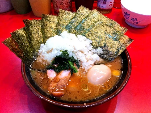 Snapdishの料理写真:ラーメン 海苔増し 味玉 玉ねぎ@吉村家|塩豚骨さん