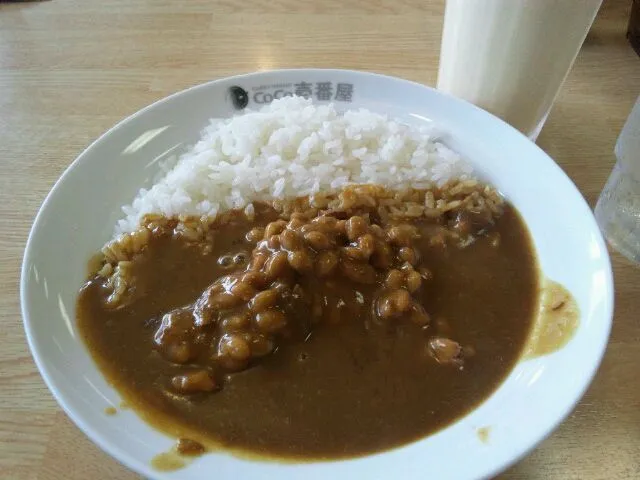 ココ壱のポークカレーと納豆を足して。ハーフサイズで|大石さん