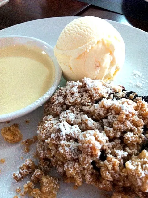 Blueberry crumble with Vanila sauce|didi kullawadeeさん