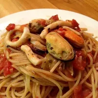 Snapdishの料理写真:seafood tomato sauce pasta.|kyosukeさん