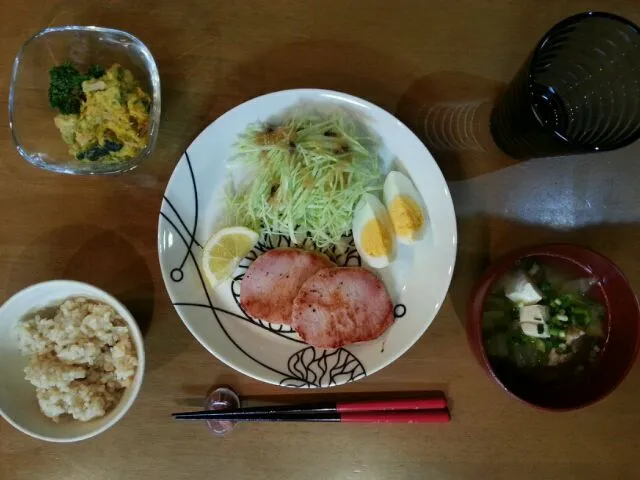 ハム、キャベツ千切り、カボチャとツナのサラダ、野菜と肉団子のお味噌汁。|わかさん