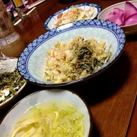 Snapdishの料理写真:エビチャーハンと白菜と湯葉のお吸い物とサラダと赤い大根の酢の物|ひっとさん