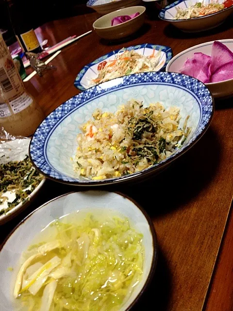 Snapdishの料理写真:エビチャーハンと白菜と湯葉のお吸い物とサラダと赤い大根の酢の物|ひっとさん