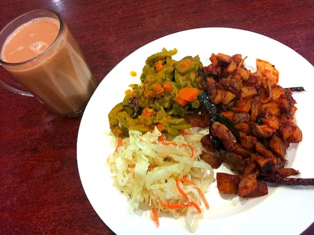 Snapdishの料理写真:Indian vegetarian and tea tarik|Jorge Bernal Márquezさん