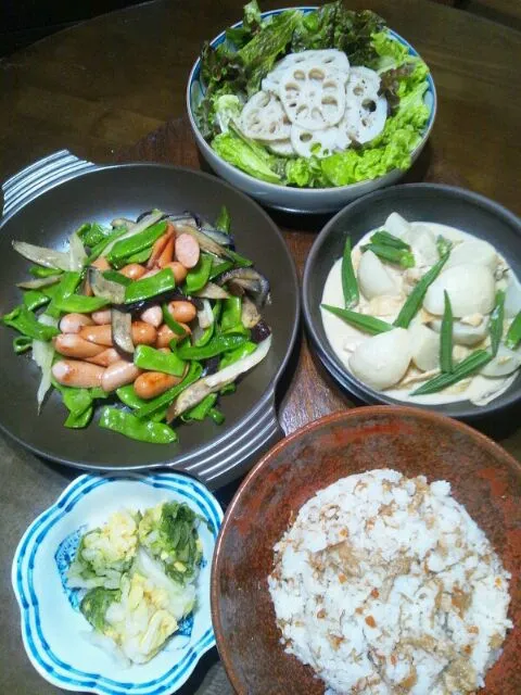 蕪とチキンと油揚のゴマペースト出汁煮。自家製白菜漬け。ジャコご飯。蓮根すてーきサラダ。那須とピーマンとモロッコインゲンとセロリとウィンナー炒め。|mami_pitschiさん