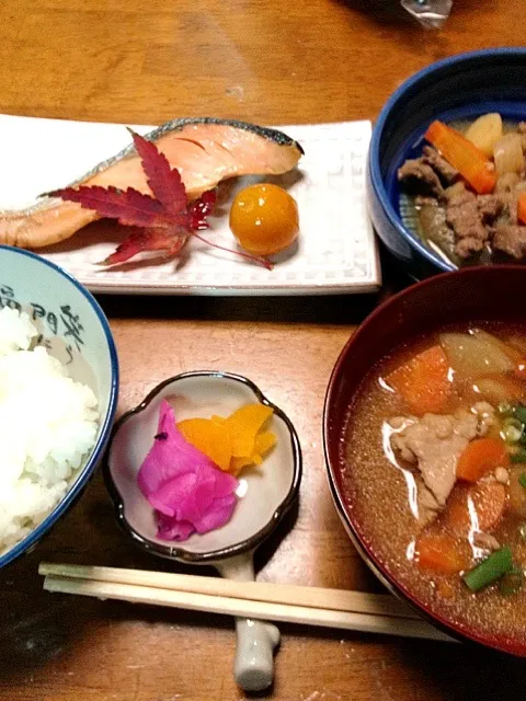 Snapdishの料理写真:肉じゃが・焼き鮭・豚汁・ご飯・漬物|まゆさんさん