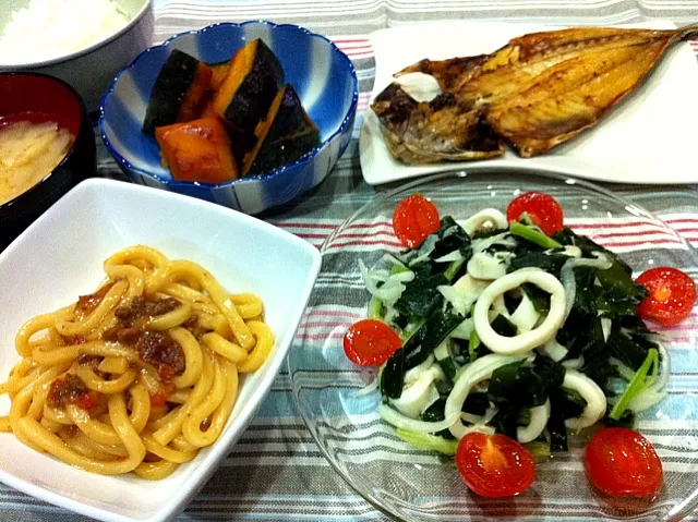 イカとわかめ和風マリネ・すき煮うどん・アジ開き・かぼちゃ煮物・大根油揚げ味噌汁|まーままさん