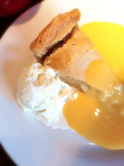 Snapdishの料理写真:Apple pie with vanilla custard and milky ice cream|PhUnGさん