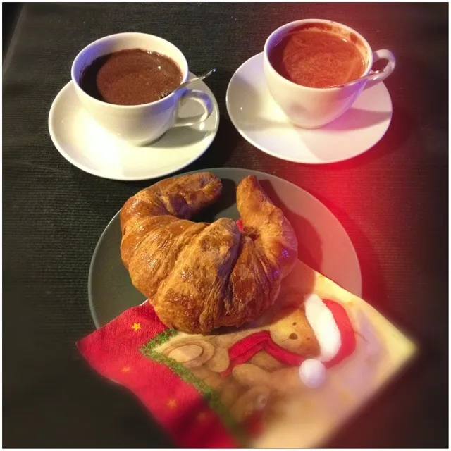 Nothing is better than a #hot #chocolate when it's cold outside. #Christmas tastes #SWEET.|De Pupesさん