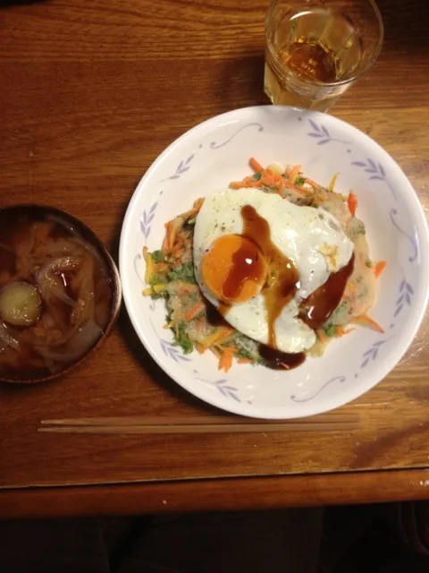 人参、人参の葉っぱのお好み焼き、目玉焼き乗せ。さつまいもと玉ねぎの味噌汁。|しんたまりさん