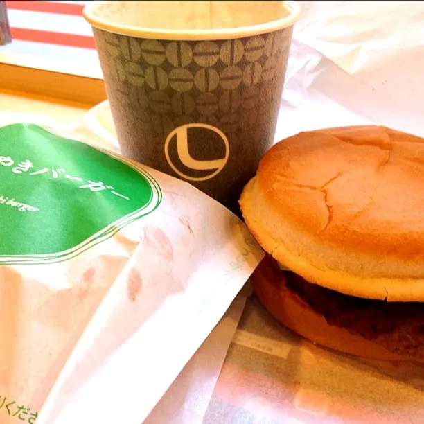 てりやきバーガー２個で２７０円の誘惑に、負けたランチ。 (^^;;  #lotteria|Takashi H.さん