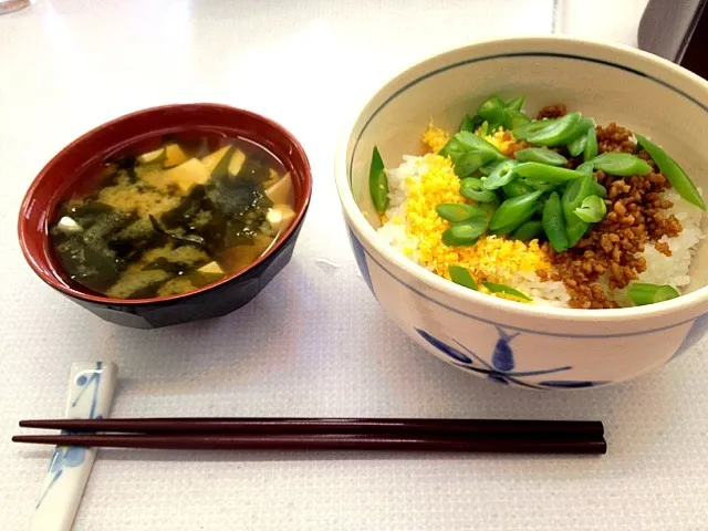 三色丼 味噌汁|べりさん